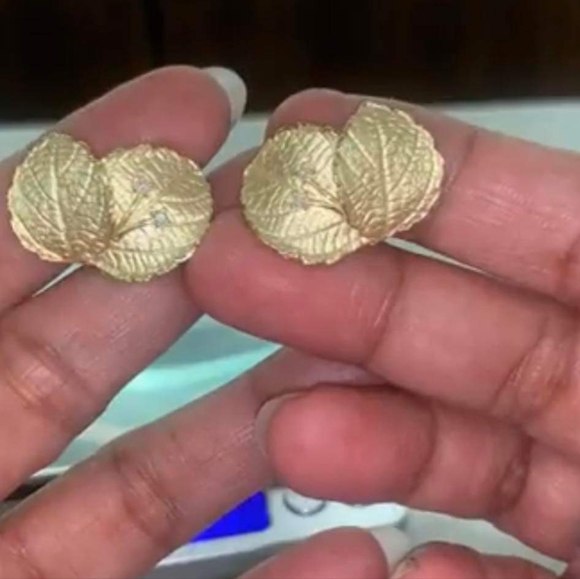 Leaf Motif Earrings in Solid 18K yellow Gold [clip-on and screw type lock] - Picture 9 of 17